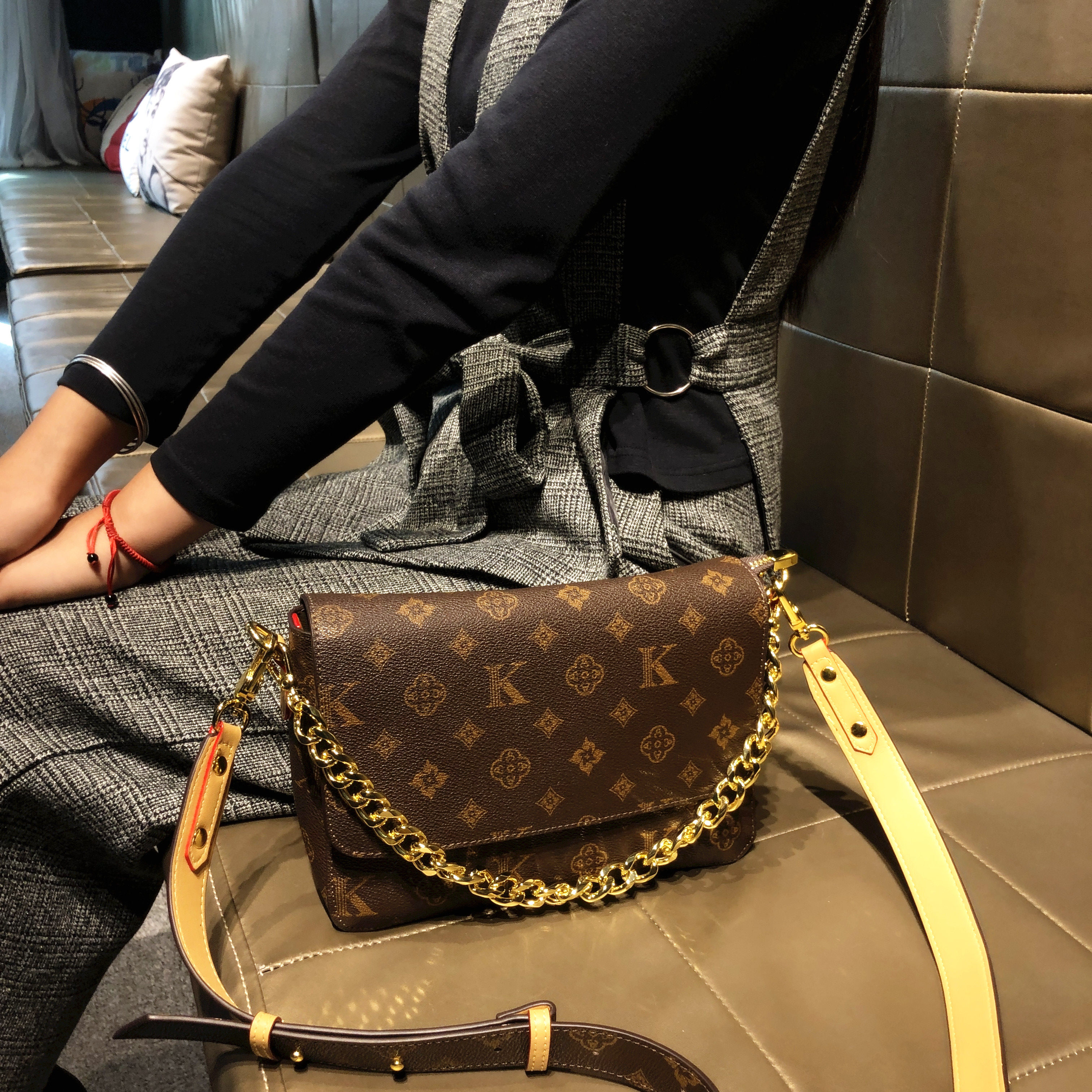 香港品牌包包2026新款女士复古老花斜挎手提包轻便好看单肩手机包