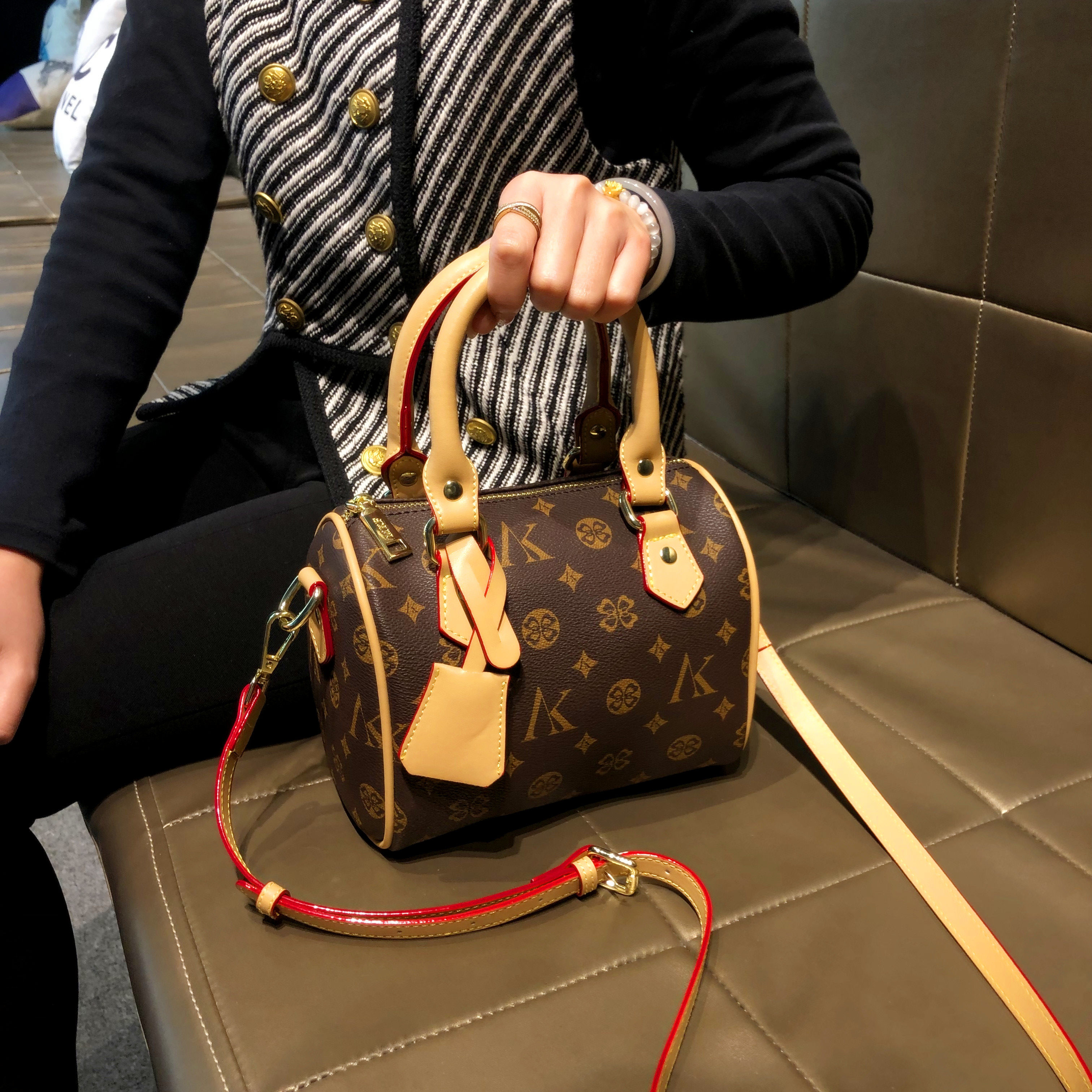 香港品牌包包女款2026新款时尚手提波士顿枕头包真皮斜挎单肩包潮,箱包皮具/热销女包/男包,波士顿包,淘宝优惠券,粉丝福利购,淘宝优惠卷