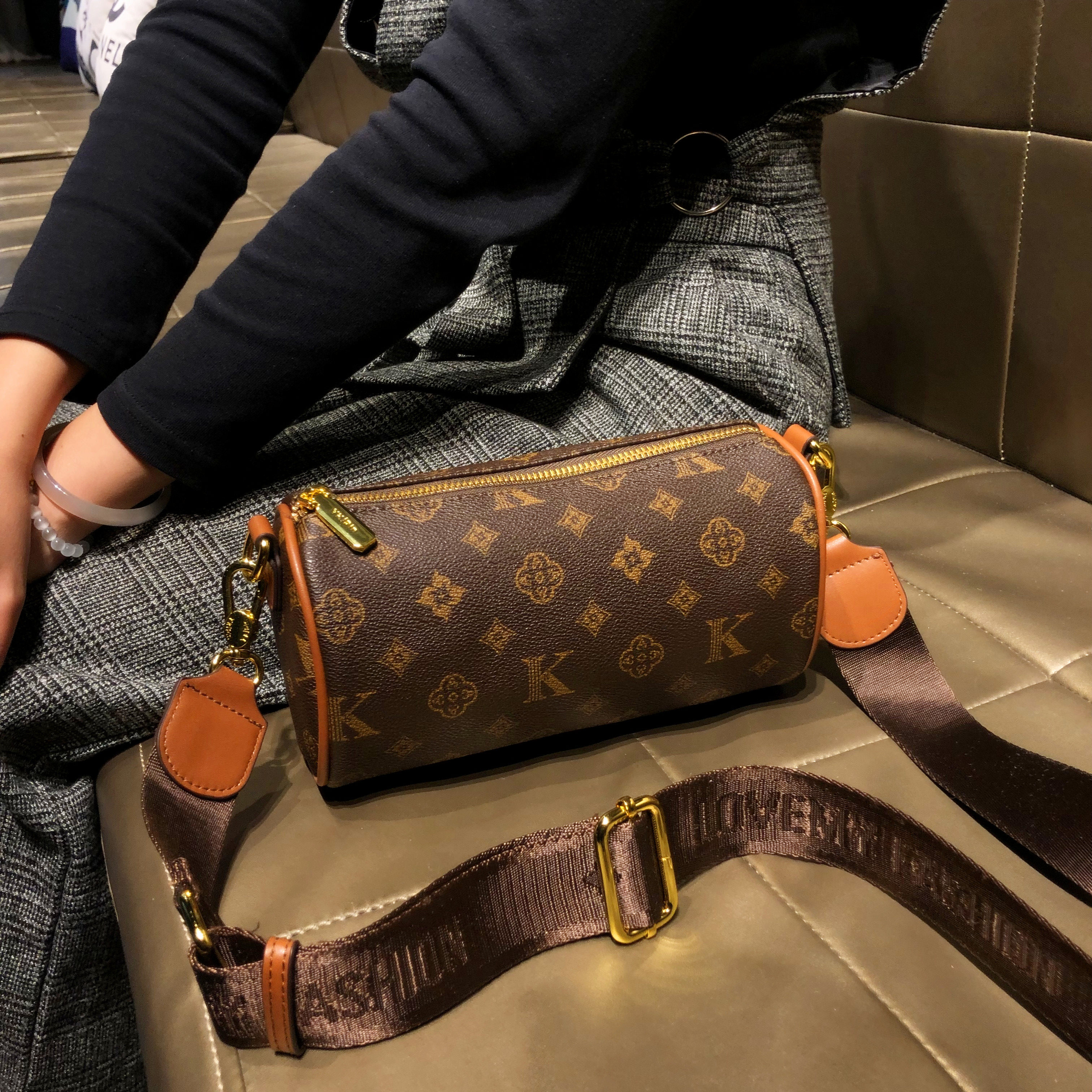 香港品牌包包女款2025新款复古高级百搭斜挎包真皮时尚单肩圆筒包