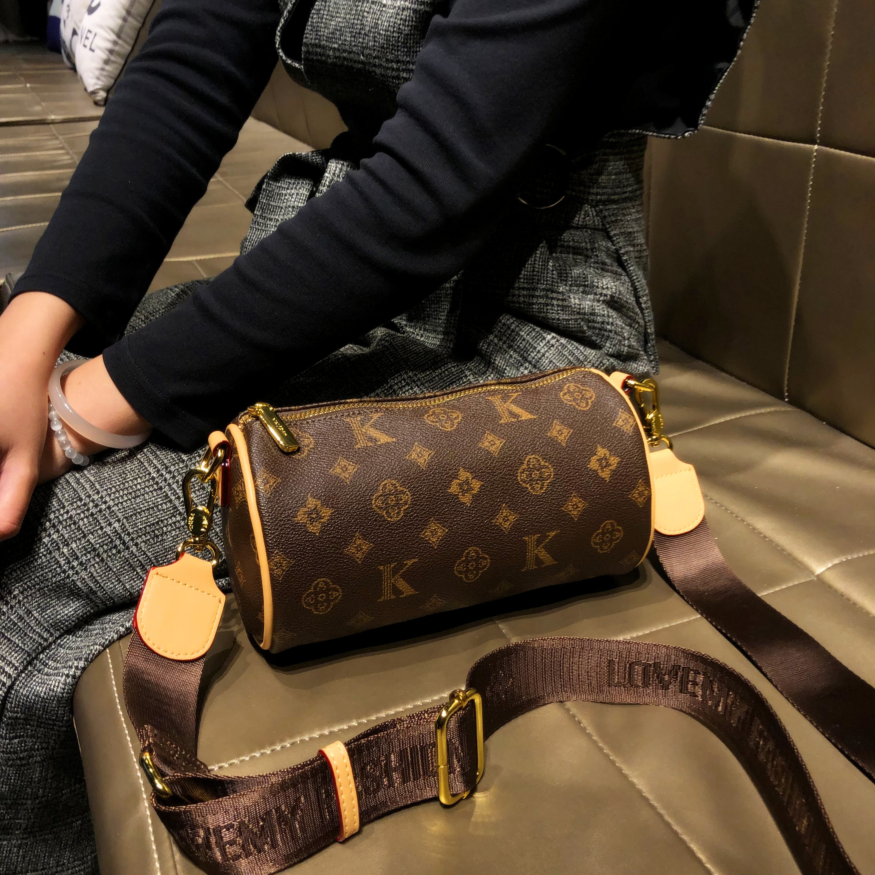 香港品牌包包女款2025新款大容量复古圆筒包真皮时尚单肩斜挎小包