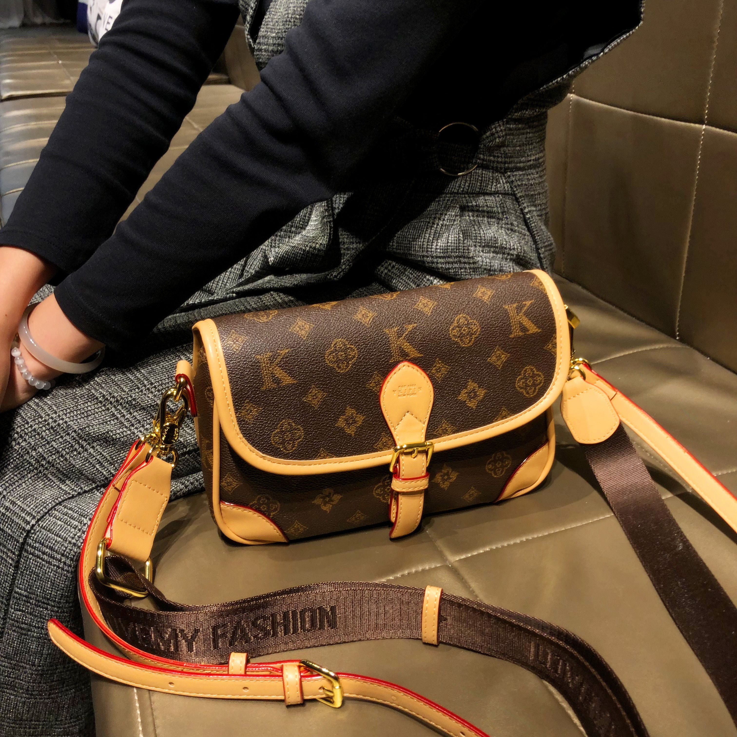 香港品牌包包2025新款复古通勤斜挎小方包真皮冬季百搭单肩小包女,箱包皮具/热销女包/男包,小方包,淘宝优惠券,粉丝福利购,淘宝优惠卷