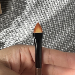 扁三角刷型巨好巨薄遮瑕刷黑眼圈泪沟法令纹高光刷铺粉底液刷d18