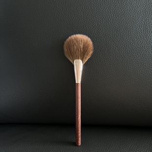 F02 刷抛光刷 羊毛扇形层次很大很软多用定妆刷腮红刷高光刷修容