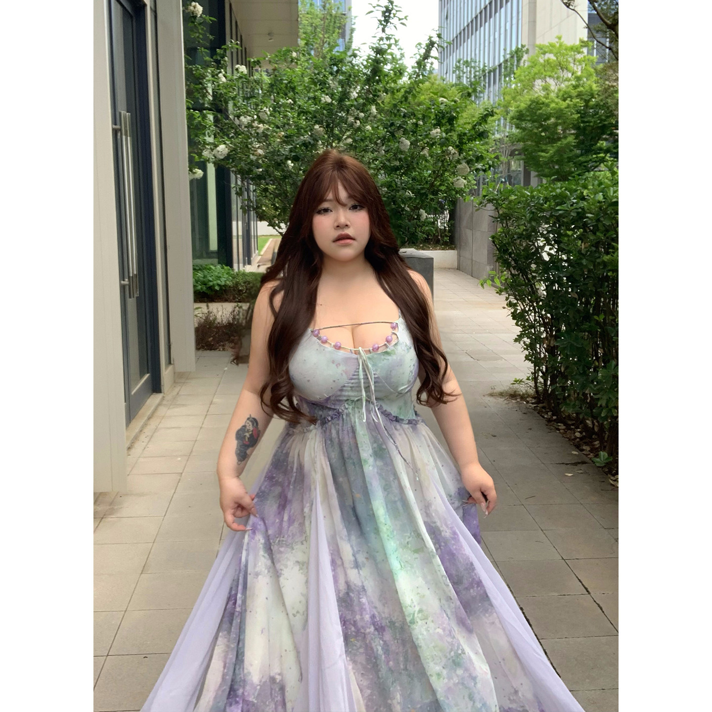 dese嘚瑟软糖大码度假风油画印花吊带连衣裙女夏收腰显瘦碎花长裙图片