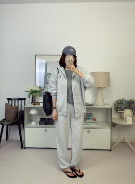 AMV20周年彩色圆标浅灰色廓型薄绒拉链连帽卫衣+收口卫裤26春夏