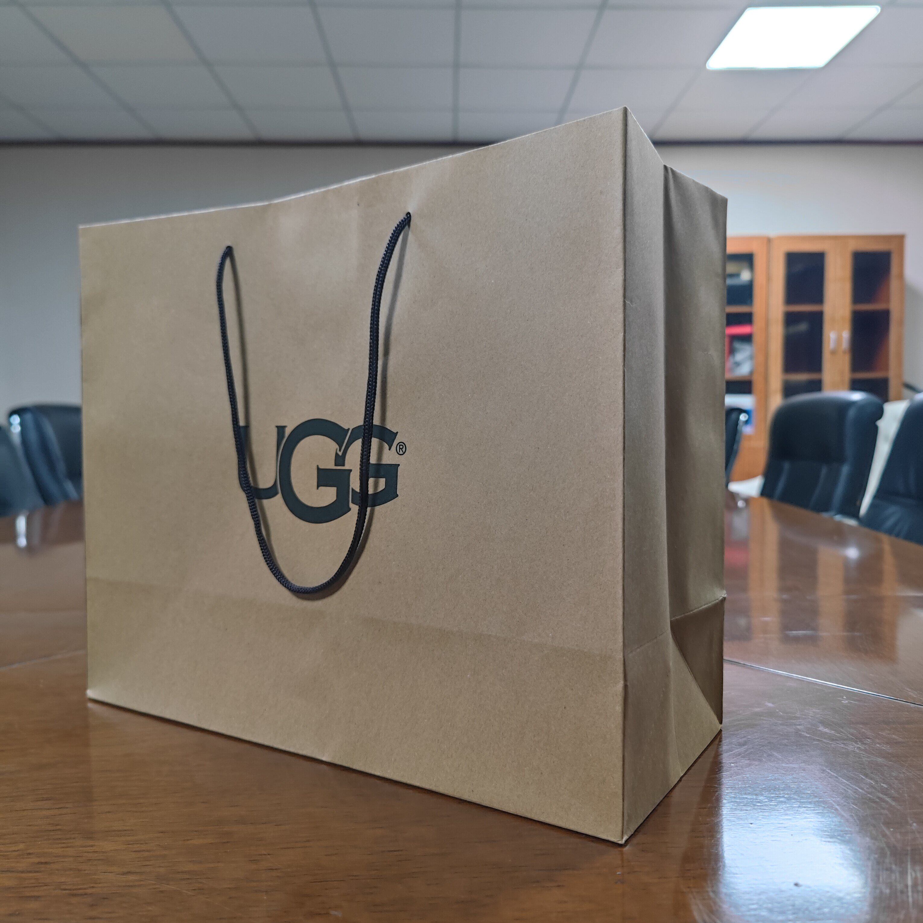 UGG手提袋雪地靴鞋盒购物袋 马甲外套礼品袋子鞋服包装袋柜台正品