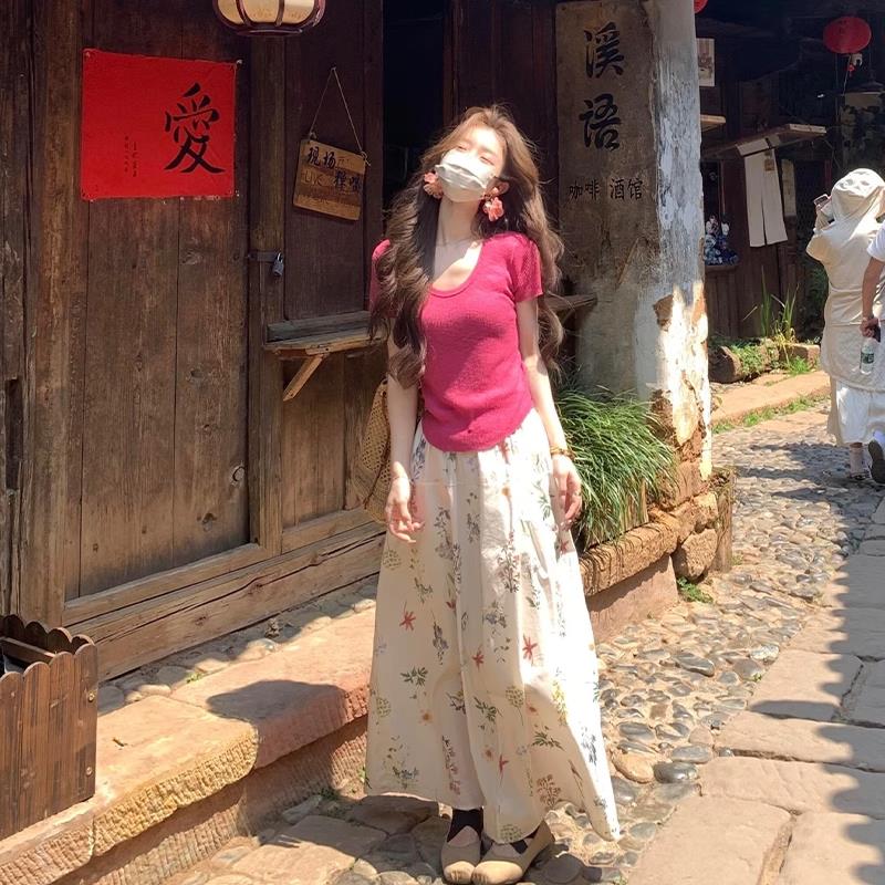 夏日多巴胺穿搭一整套2025新款温柔甜美碎花绝美连衣裙子两件套装