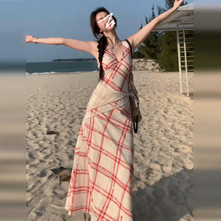 春装2025新款挂脖吊带连衣裙子女夏季海边度假气质掐腰高级感长裙