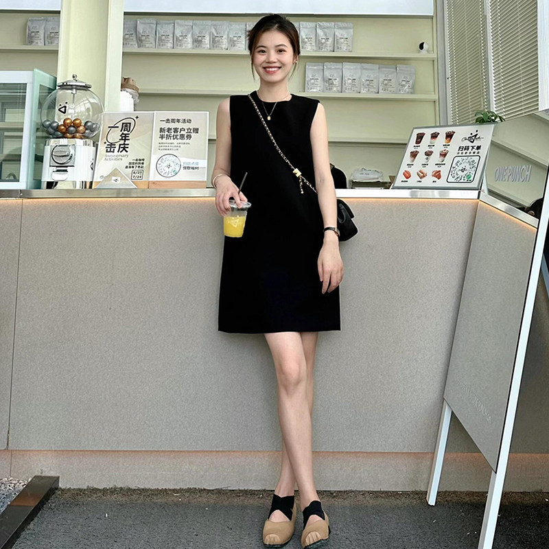 黑色无袖连衣裙女2025夏季高级感短款口袋背心裙圆领气质小黑裙子