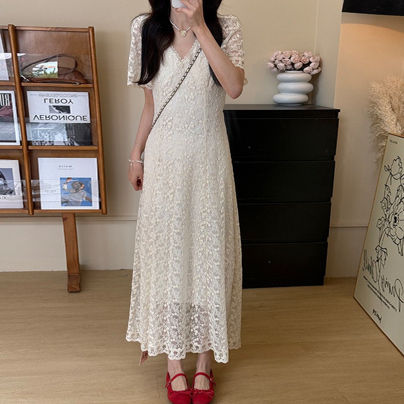 法式高级感蕾丝v领白色连衣裙子女夏季2025新款重工气质收腰长裙