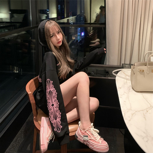 樊樊 秋冬马蹄十字架黑粉连帽卫衣女ins超火设计感情侣慵懒上衣