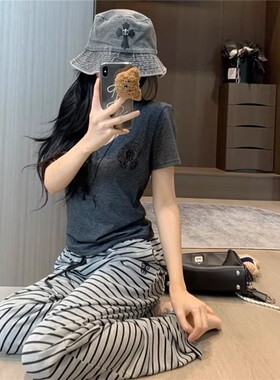 夏季新款国旗梵文印花V领短袖T恤+设计感条纹刺绣休闲长裤两件套