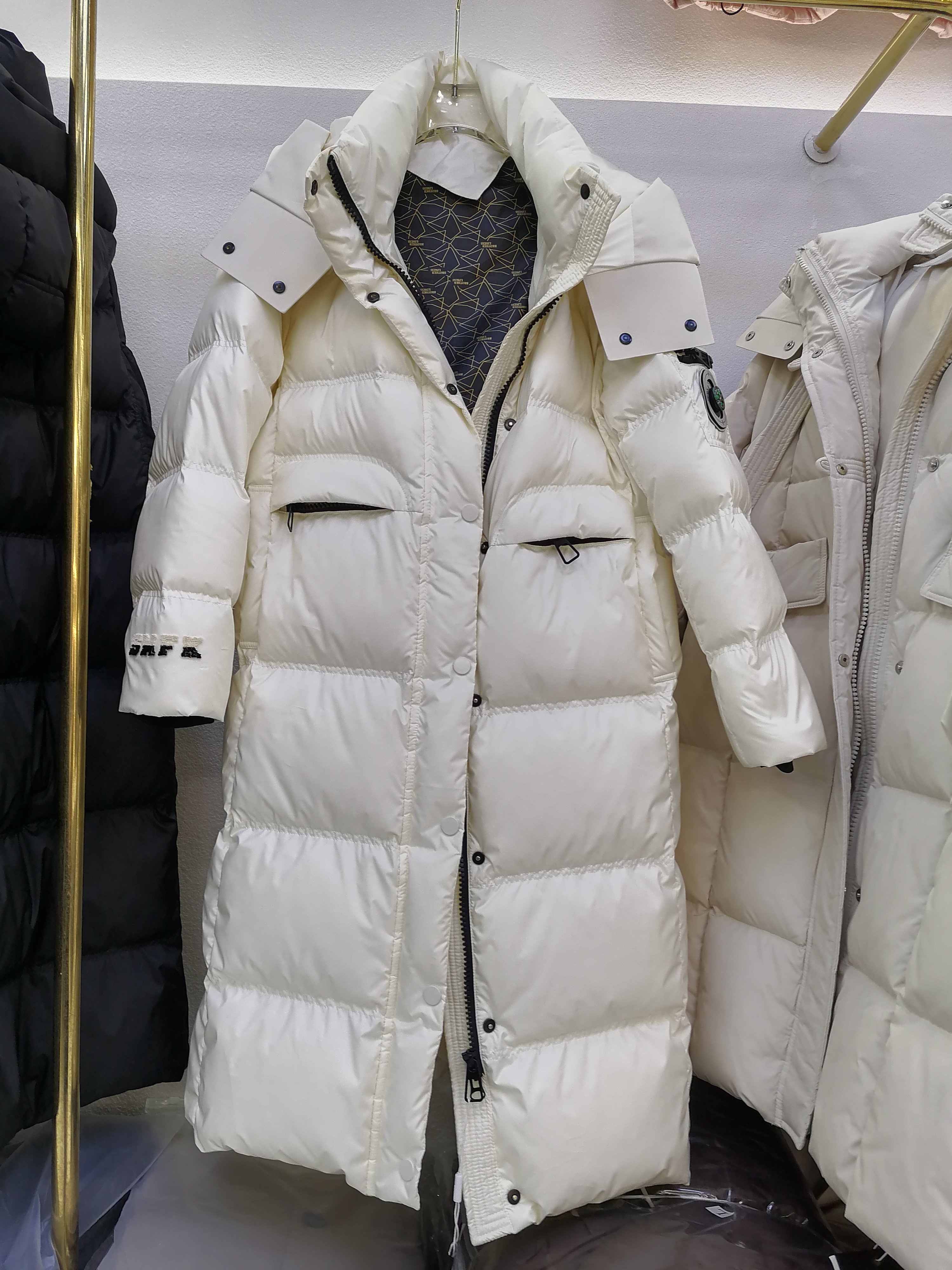 欧韩休闲白鸭绒羽绒服2024冬季新款连帽显瘦中长款黑金羽绒外套女