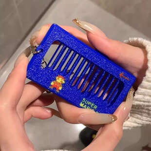 新款创意马里奥梳子弹拨玩具音效按拨发声款小玩具发声器挂件