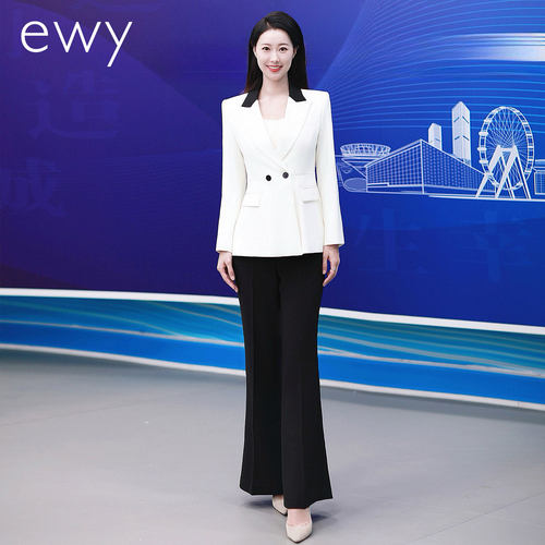 面试主持人米白西装套装女职业装