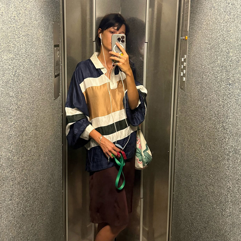 法单小众 2026秋冬潮流宽松撞色拼接横条纹光泽感POLO领上衣女