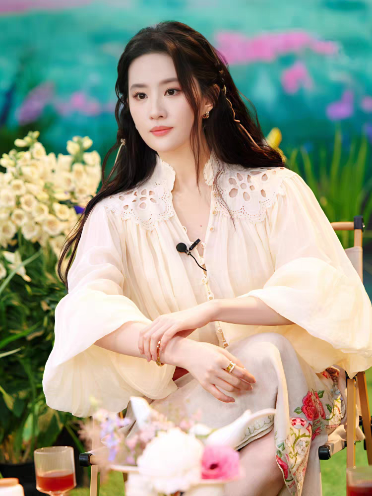 法式小众2025早秋新款刘亦菲款白色棉麻镂空花边灯笼袖衬衫女薄