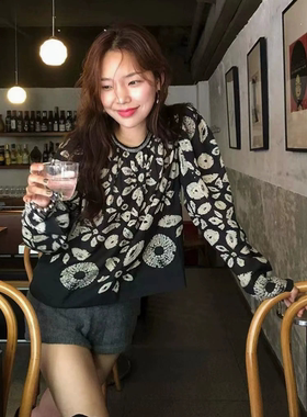 法式小众 2026春夏气质涂鸦花朵圆领链条装饰耸肩袖套头衬衣女