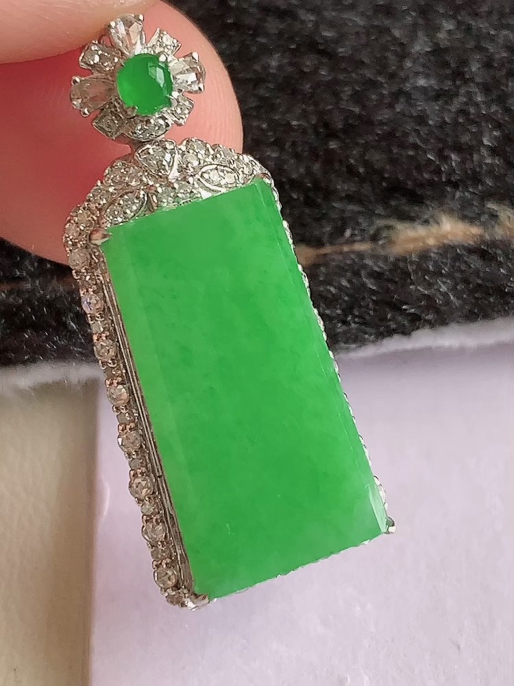阳绿翡翠无事牌吊坠 18K金镶嵌无事牌挂件 缅甸玉A货绿牌子挂坠