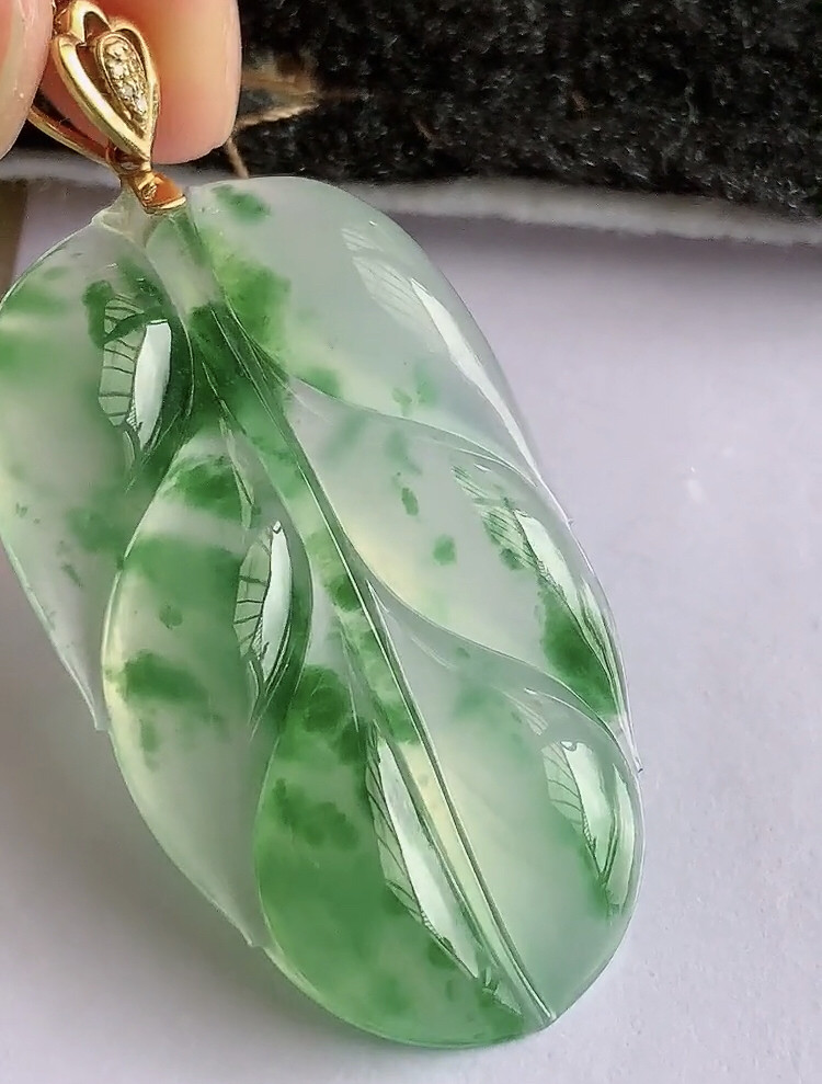 高冰飘阳绿翡翠叶子吊坠 18K金镶嵌大件厚装高货缅甸玉树叶挂件