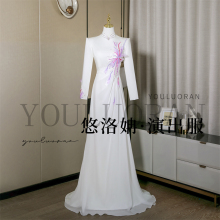悠洛姌演出服白色立领修身主持人礼服民族声乐重工显瘦演出服独唱