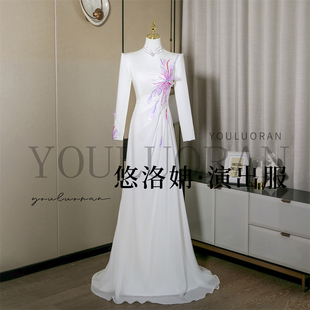 悠洛姌演出服白色立领修身主持人礼服民族声乐重工显瘦演出服独唱