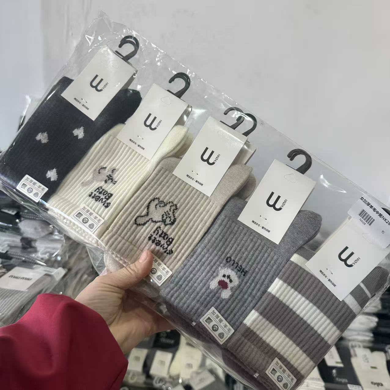 秋冬羊绒甜美新款冬季女袜羊绒小熊笑脸高筒爆款潮百搭ins韩版袜