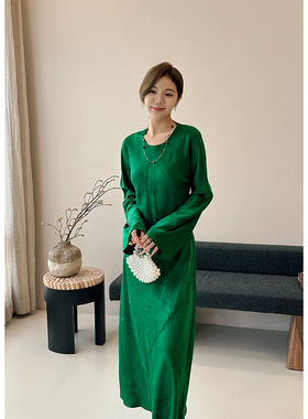 气质优雅！高级感墨绿色垂坠感丝质长袖连衣裙女秋季斜裁收身长裙