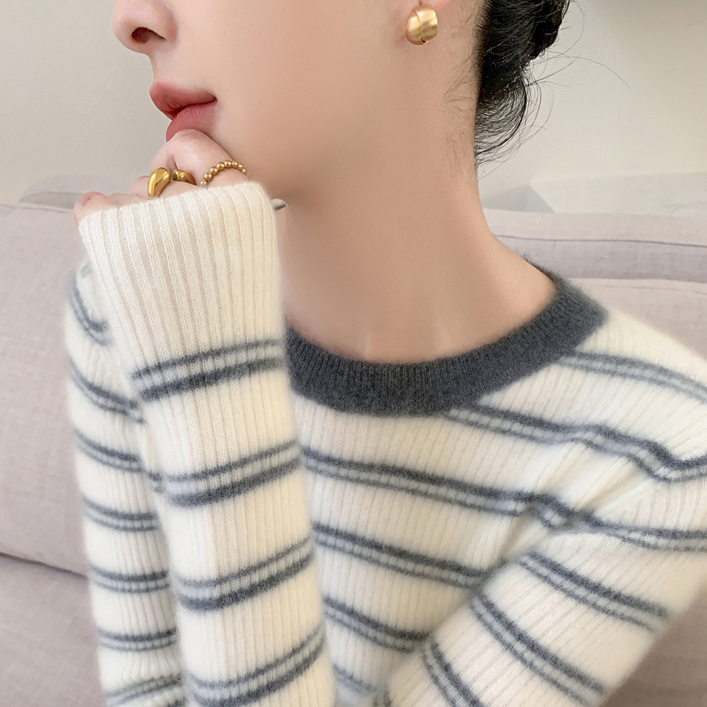 圆领条纹羊绒针织打底毛衣女