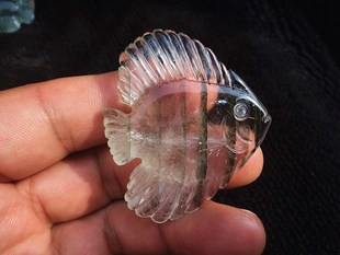 晶山角商城天然绿幽灵千层幽灵小鱼吊坠 高43×51×12mm25.9g