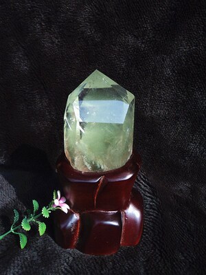天然绿幽灵金字塔水晶柱