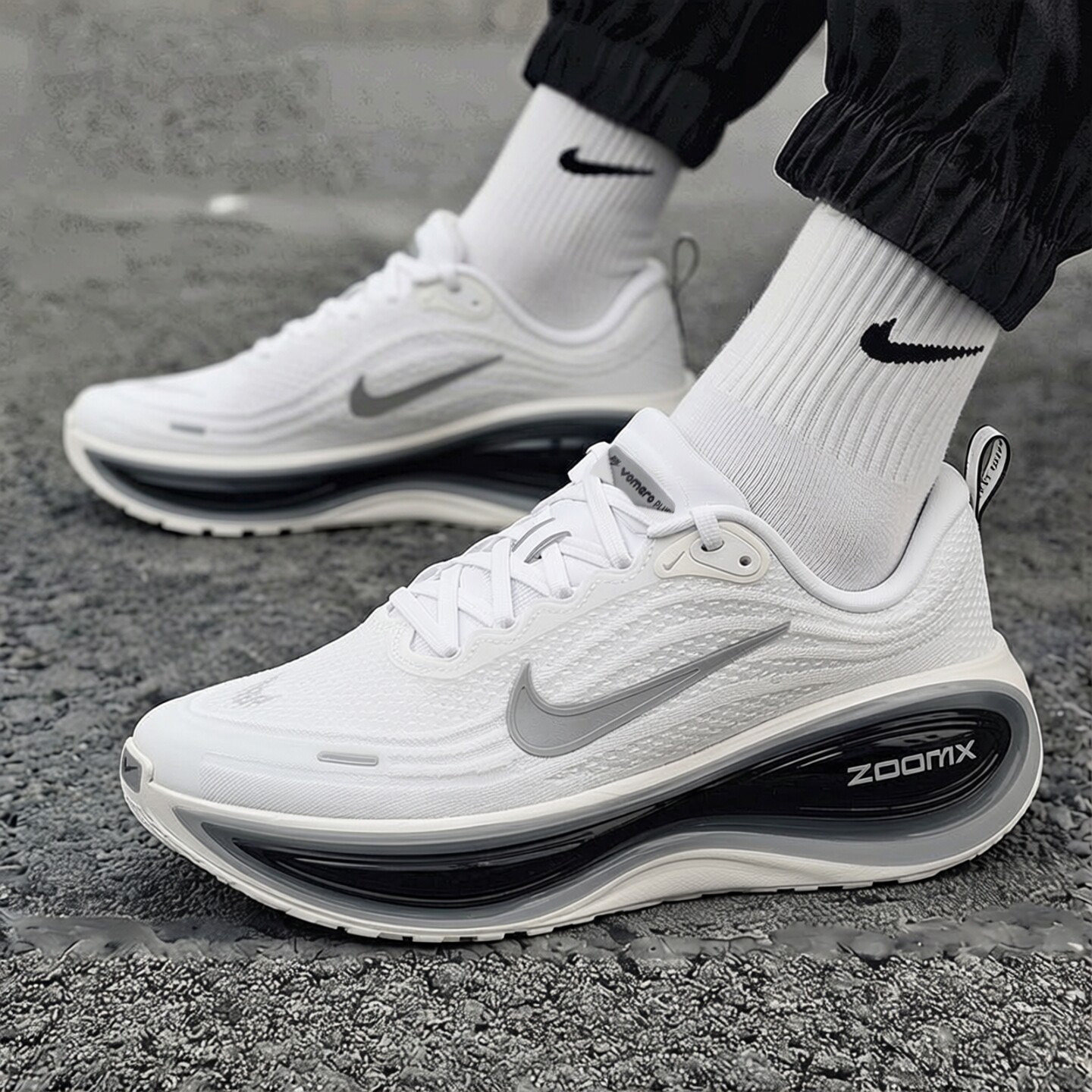 NIKE耐克男鞋超级迈柔VOMERO PLUS公路慢跑鞋运动鞋跑步鞋II7181