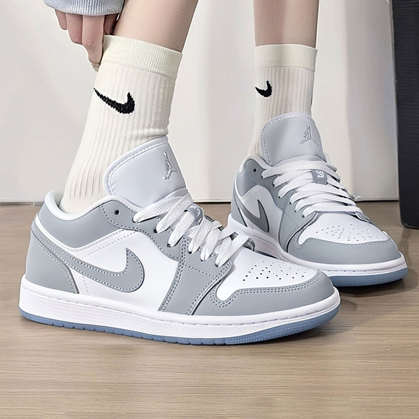 耐克官方女鞋AJ1板鞋女 25秋季新款运动鞋刺绣低帮缓震轻便DC0774