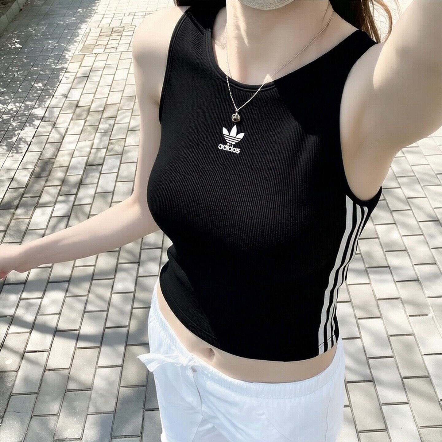 阿迪达斯春夏新款三叶草女常规版舒适自带胸垫运动背心KB6417