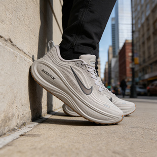耐克超级迈柔男轻便专业跑步鞋春季透气NIKE VOMERO PLUS HV8150