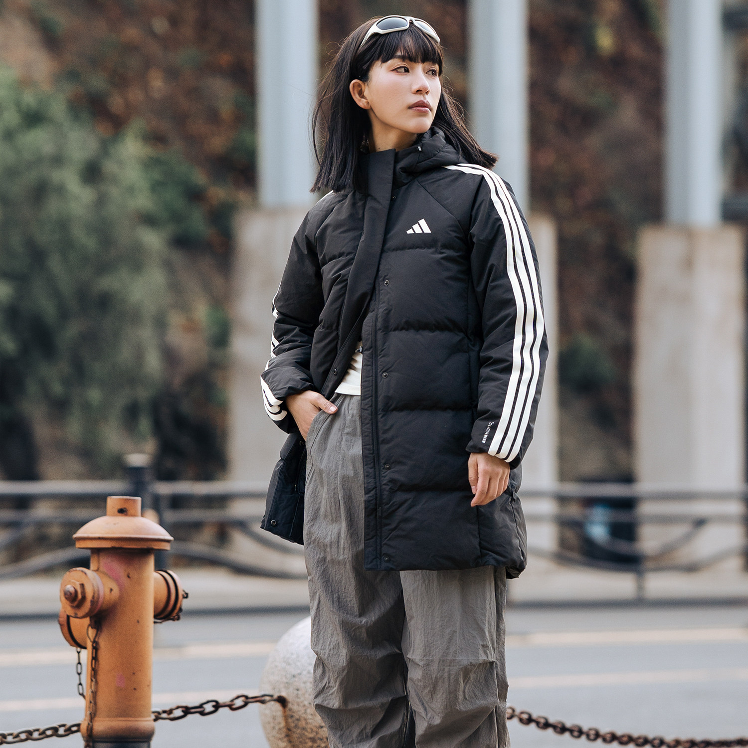 阿迪达斯官方正品女士运动羽绒服冬季新款中长款黑色保暖跑步外套