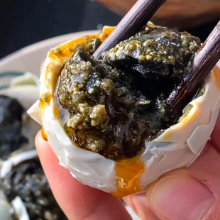 臭咸鴨蛋正宗東北特產(chǎn)農家散養(yǎng)腌制黑黃起沙臭鴨蛋流油咸鴨臭蛋