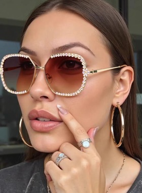 ins网红同款大框婚纱拍照国潮