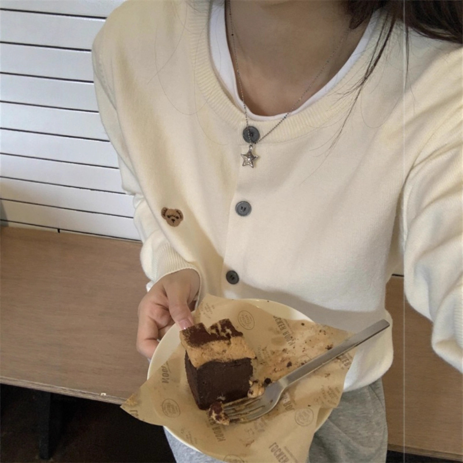 2025秋天款式软糯小熊刺绣长袖针织衫女早秋灰色开衫毛衣外套