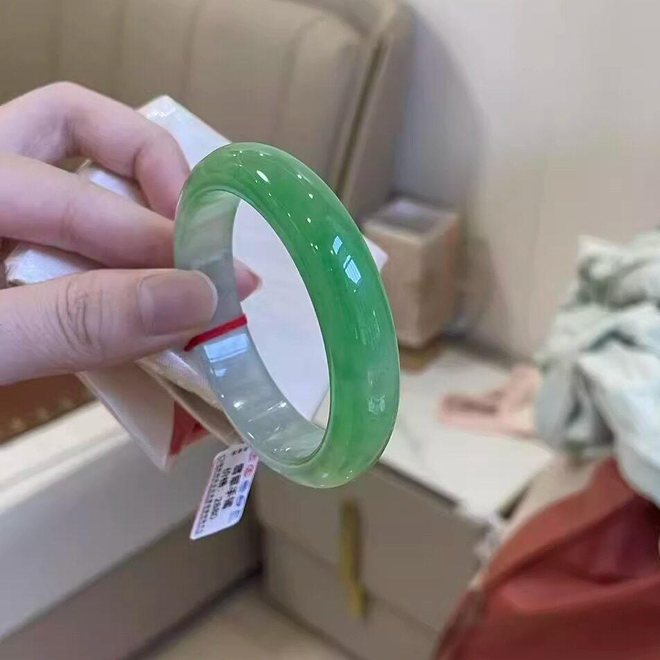 玉长情冰种飘花翡翠帝王绿半山水阳绿真玉手镯子女正品步离镯处理