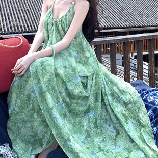 云南旅游穿搭女装 复古绿色碎花挂脖连衣裙度假风宽松a字沙滩裙夏