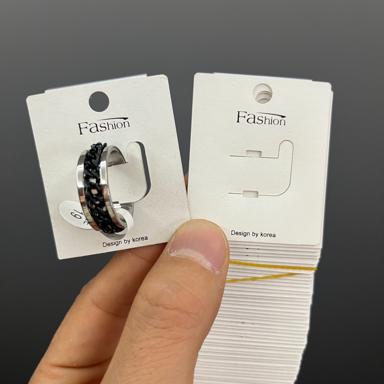 Kp919塑料戒指包装卡片pvc指环卡片带背挂钩的卡通戒指吊牌摆摊用