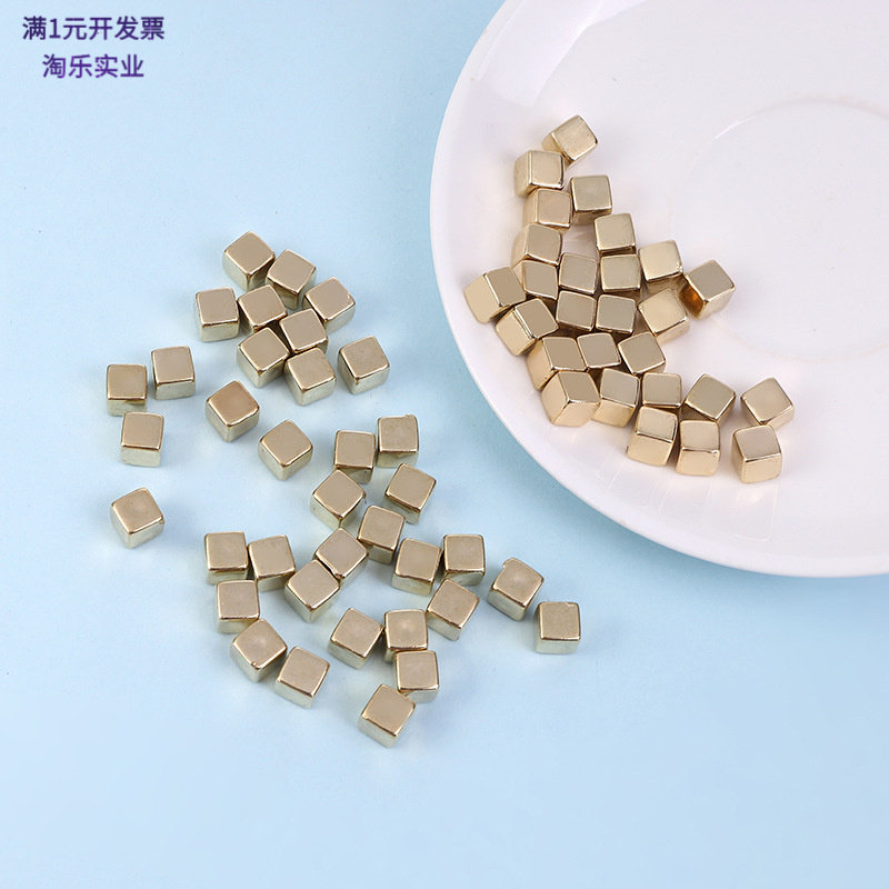 亚克力彩色透明桌游方块图片