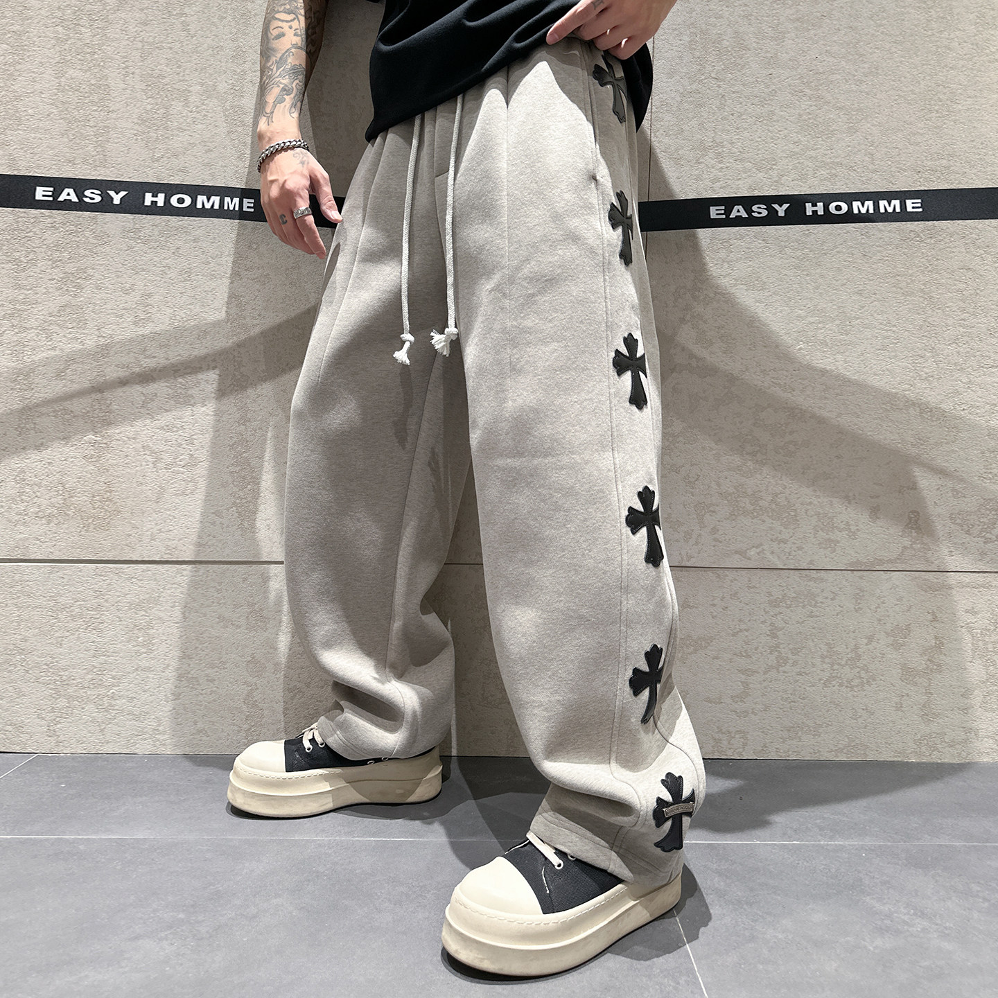 春季街头风长裤男个性皮标装饰不对称设计宽松版型潮流百搭直筒裤