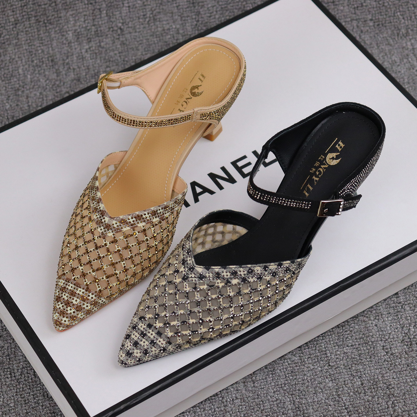 红依利女鞋2026夏季新款镂空水钻包头女凉拖时尚高跟拖鞋舒适凉鞋