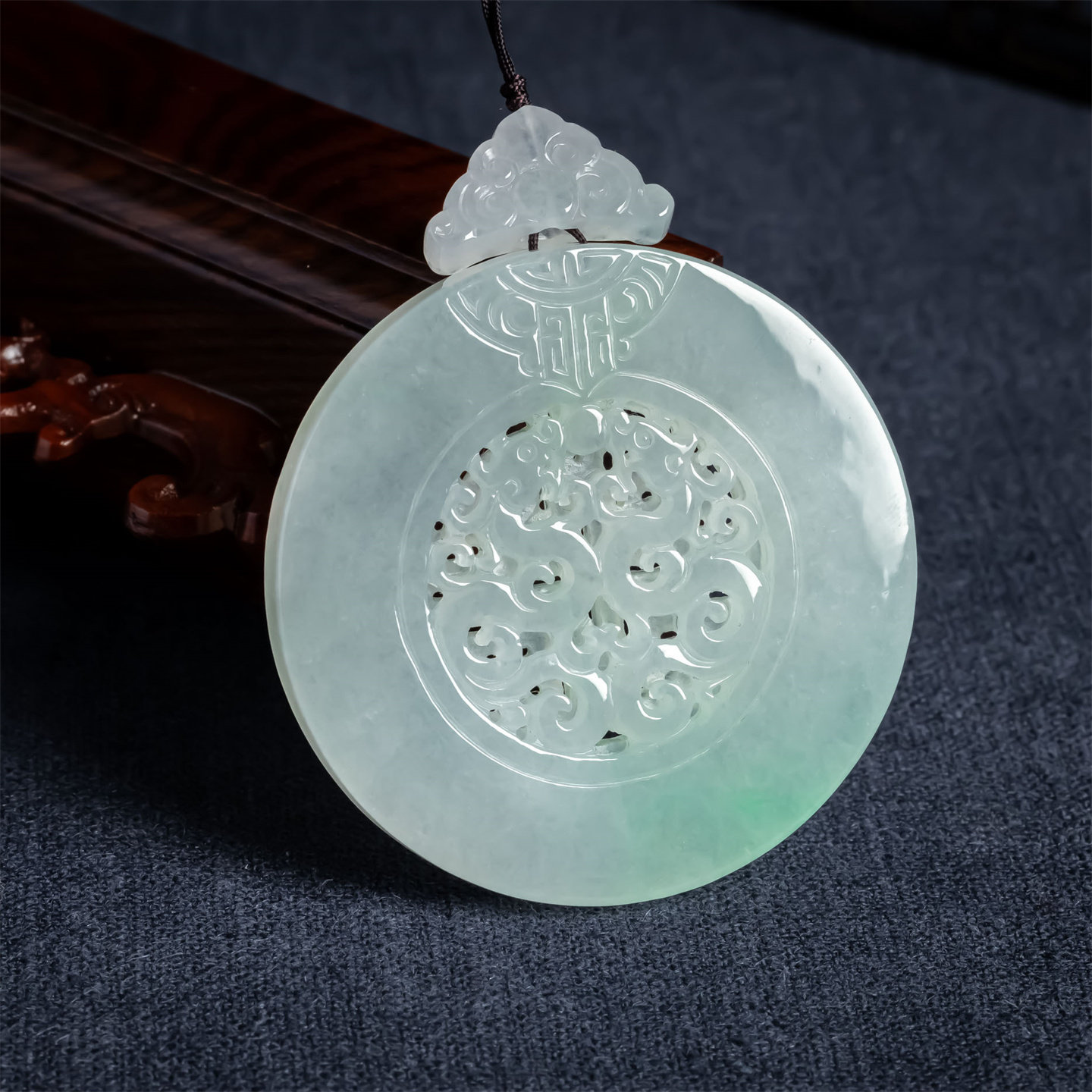 翠贵人冰种复古无事牌飘阳绿吊坠