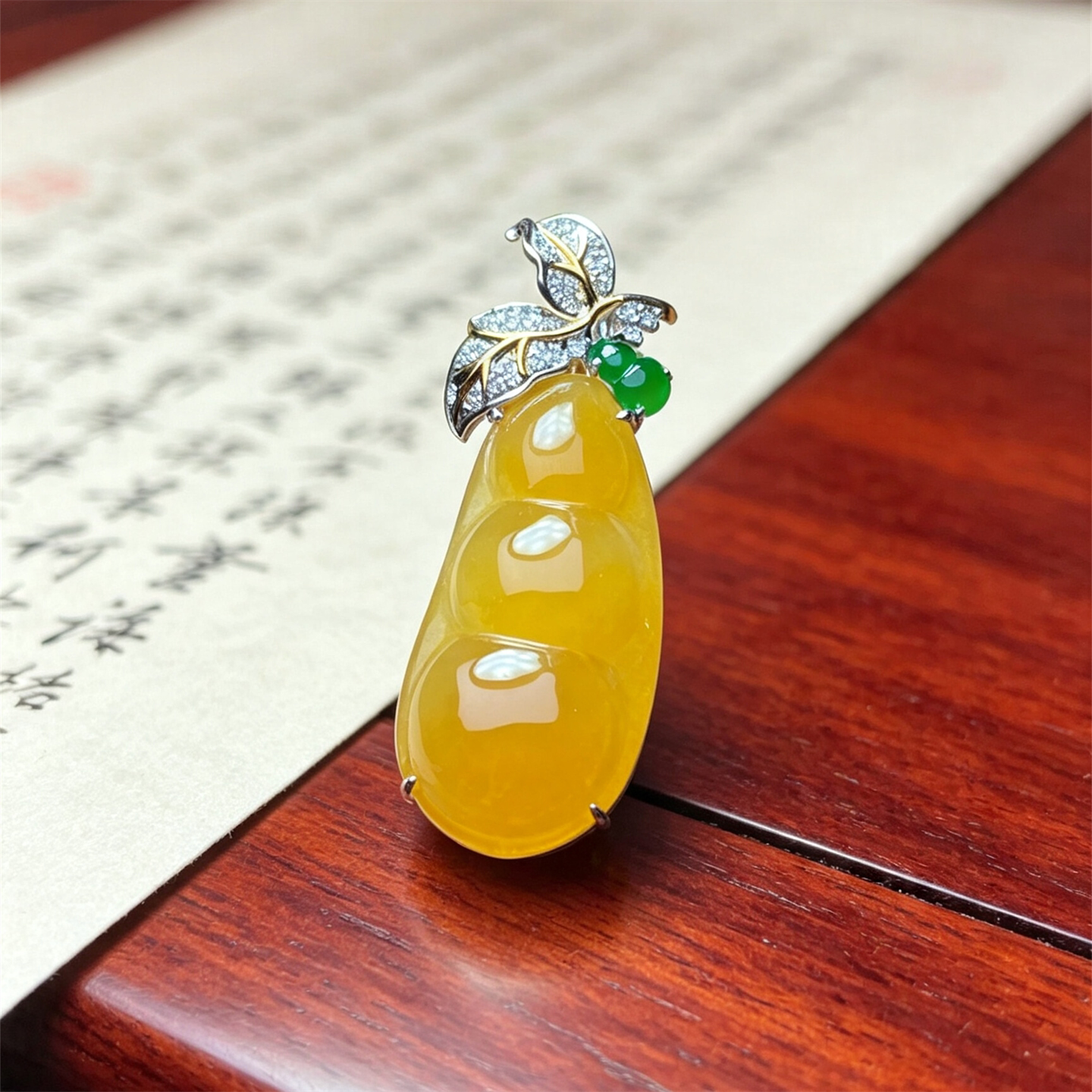 翠贵人冰种18K金黄翡四季豆吊坠