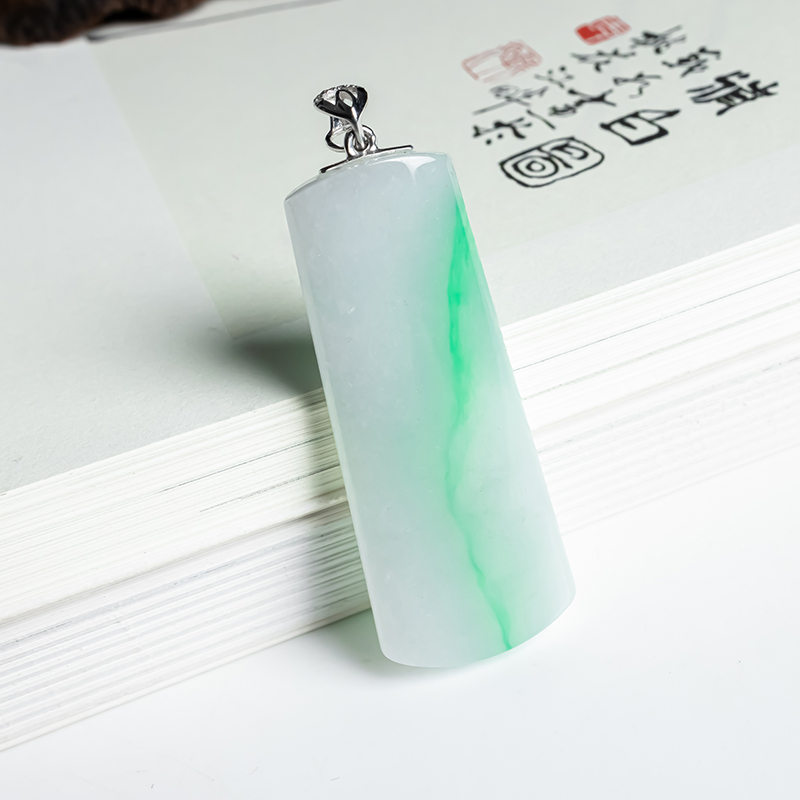 翠贵人天然翡翠绿无事牌吊坠18K