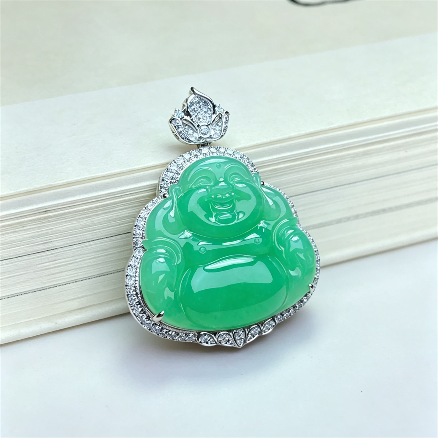 翠贵人冰种阳绿18K弥勒佛吊坠