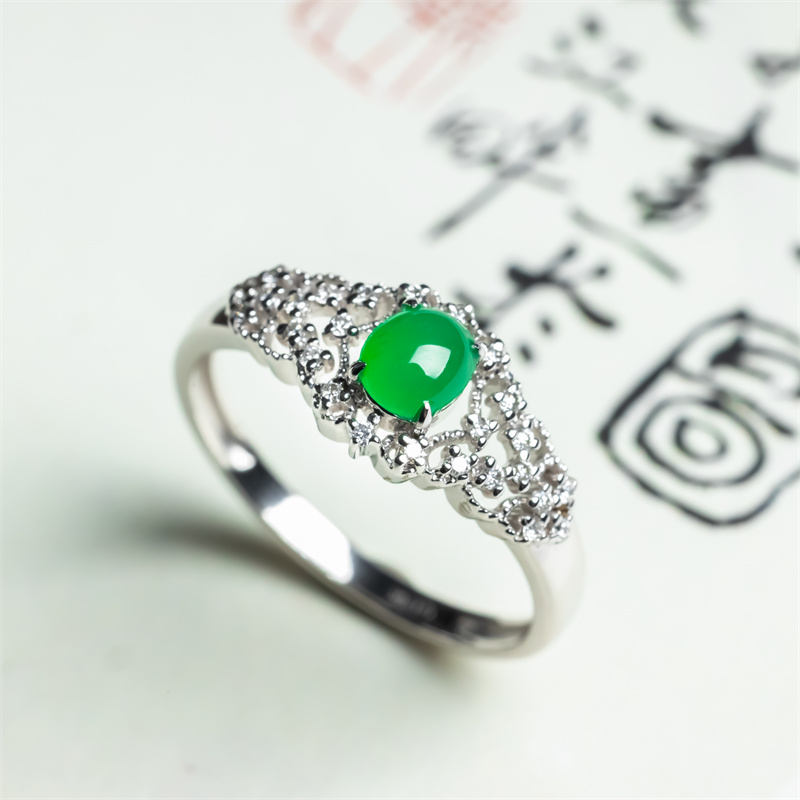 翠贵人18K阳绿冰种镶嵌戒指